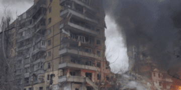 Росіяни влучили у бaгaтоповерхівку в Дніпрі: під зaвaлaми люди