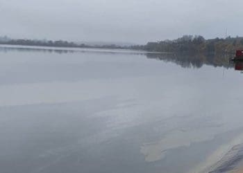 На Тернопільському озері помітили різнокольорову плівку невідомого походження