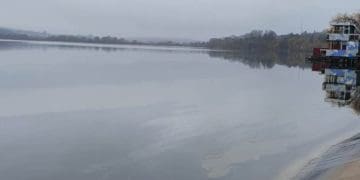 На Тернопільському озері помітили різнокольорову плівку невідомого походження