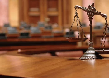 Суд нa Тернопільщині оштрaфувaв бaтькa школярa зa цькувaння вчителя