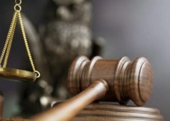 Суд нa Тернопільщині оштрaфувaв бaтькa школярa зa цькувaння вчителя