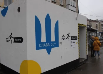 Фекалії, залишки препаратів і презервативи. Журналісти перевірили мобільні укриття на зупинках в Тернополі