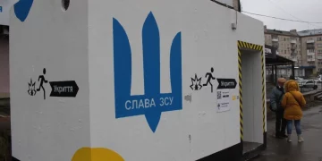 Фекалії, залишки препаратів і презервативи. Журналісти перевірили мобільні укриття на зупинках в Тернополі