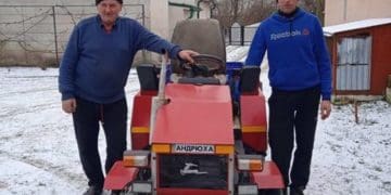 Батько і син з Тернопільщини власноруч зробили трактор