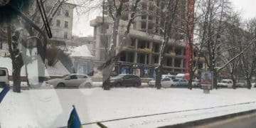 У Тернополі “Мерседес” зіткнувся з тролейбусом: виникли довжелезні затори