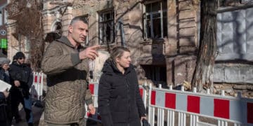 Кличко зустрівся з головою МЗС Канади і показав наслідки російських атак: Зброя потрібна якнайшвидше