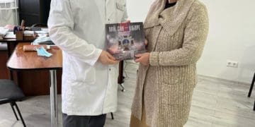 «Такі книги повинні мати підтримку»: Тернопільський депутат Віктор Овчарук отримав подарунок від матері загиблого Героя