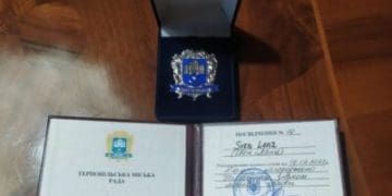 Німецький волонтер, який допомагає українцям, отримав від мера Тернополя нагрудний знак