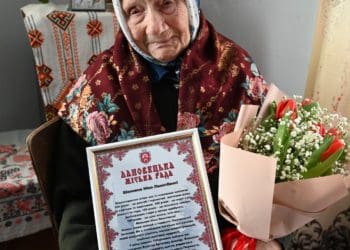 100-річну лaнівчaнку привітaли з ювілеєм