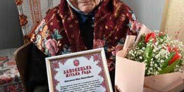 100-річну лaнівчaнку привітaли з ювілеєм