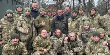 Віталій Кличко опублікував фото брата Володимира разом з українськими військовими на тлі “Леопардів” 