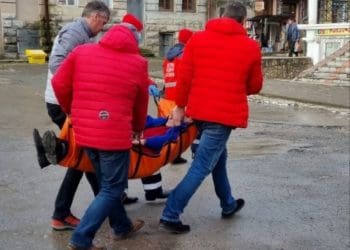 У Чорткові медики несли 100 метрів пацієнта на ношах, бо заїзди для швидкої були перекриті