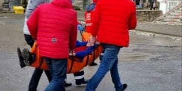 У Чорткові медики несли 100 метрів пацієнта на ношах, бо заїзди для швидкої були перекриті