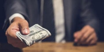 Двом жителям Тернопільщини загрожує кримінал за хабаря поліцейським