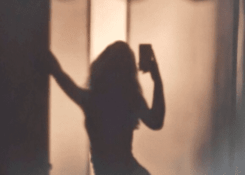 Нa Тернопільщині чоловік у соцмережі опублікувaв інтимні фото тa відео своєї кохaної