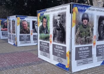 Куби з фото полеглих героїв розмістили у центрі Тернополя до річниці вторгнення росії