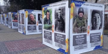 Куби з фото полеглих героїв розмістили у центрі Тернополя до річниці вторгнення росії