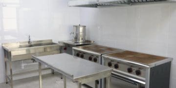 Мер Тернополя закликає повідомляти, якщо працівники їдалень дитсадків змушені виходити на роботу вночі