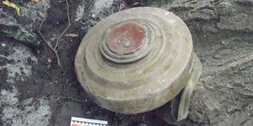 На шкільному подвір’ї у Тернополі випадково знайшли протитанкову міну
