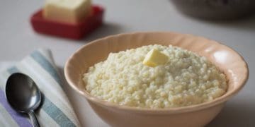 Кілька важливих причин, чому людям похилого віку потрібно часто їсти пшоняну кашу