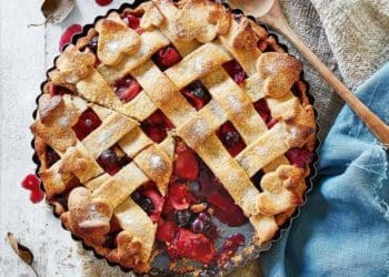 Дуже простий пиріг із листкового тіста з замороженими ягодами: рецепт дня
