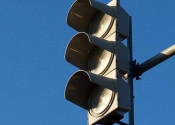 У Тернополі на перехресті вулиць 15 Квітня-Романа Купчинського встановили перший безперебійний блок живлення для світлофора