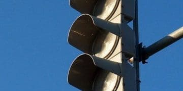 У Тернополі на перехресті вулиць 15 Квітня-Романа Купчинського встановили перший безперебійний блок живлення для світлофора