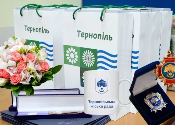 Годинники, парасолі й рушники: які ще подарунки та за скільки купувала міська рада під час війни