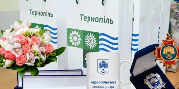 Годинники, парасолі й рушники: які ще подарунки та за скільки купувала міська рада під час війни