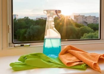 Як ефективно відмити скотч із вікон: перевірені способи