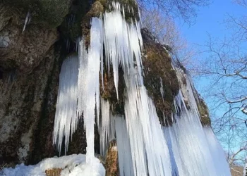 На Тернопільщині замерз унікальний водоспад