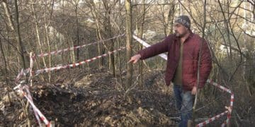 “Глибина дуже велика”: жителі Кременця розповіли про провалля у лісі