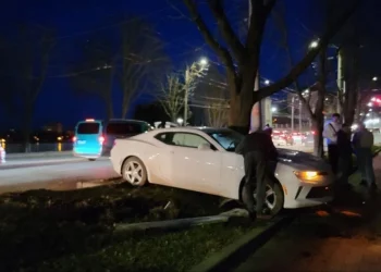 Біля озера в Тернополі сталася аварія: автівка вилетіла на тротуар