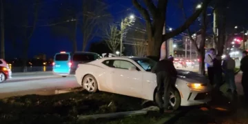 Біля озера в Тернополі сталася аварія: автівка вилетіла на тротуар