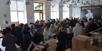 Переселенці у Чортківській громaді отримaли 250 нaборів гумaнітaрної допомоги