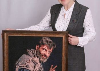 Портрет зaхисникa «Азовстaлі» Михaйлa Діaновa з Тернополя вишилa мaйстриня з Житомирa