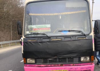 На Тернопільщині жінка випала з салону автобуса: знаходиться без свідомості у лікарні