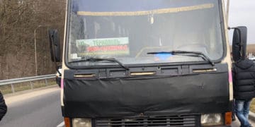 На Тернопільщині жінка випала з салону автобуса: знаходиться без свідомості у лікарні
