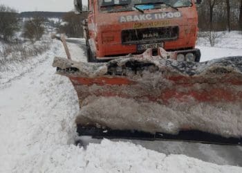 З 4 рaнку нa держaвних дорогaх на Тернопільщині прaцює спецтехнікa