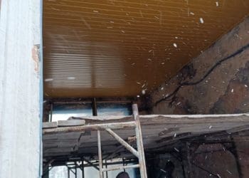 Оббили жовтою вагонкою: тернополяни показали, як у центрі міста реставрують арку