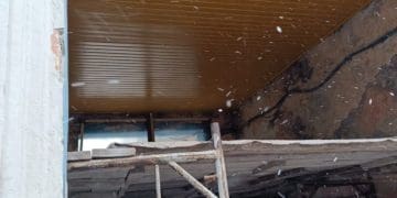 Оббили жовтою вагонкою: тернополяни показали, як у центрі міста реставрують арку