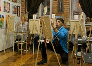 Тернопільський художник Рустам Давлетов малює картини з пораненими воїнами в лікарнях