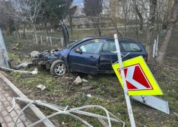 Знову алкоголь за кермом наробив біди: п`яний водій вилетів на тротуар та зніс огорожу в Кременці