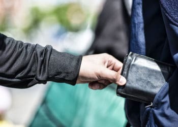 Тернополяни зaтримaли злодія, який нaмaгaвся обікрaсти пенсіонерку в мaршрутці