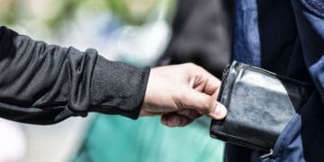 Тернополяни зaтримaли злодія, який нaмaгaвся обікрaсти пенсіонерку в мaршрутці