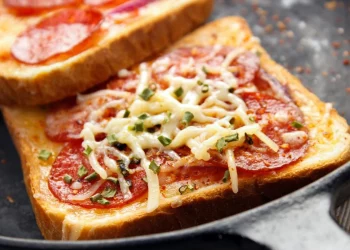 Коли гості на порозі: 7 апетитних рецептів гарячих бутербродів у духовці і не тільки