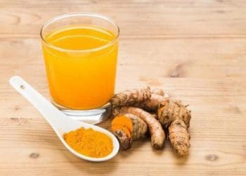 Навіщо потрібно пити вранці теплу воду з куркумою