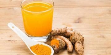Навіщо потрібно пити вранці теплу воду з куркумою