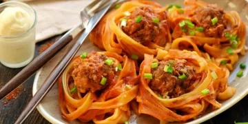 Швидкий і легкий рецепт на вечерю: Гнізда зі спагеті з фаршем, сиром та помідорами