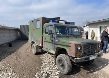 Волонтери «Української команди» з Тернопільщини передали на фронт санітарний автомобіль (відео)